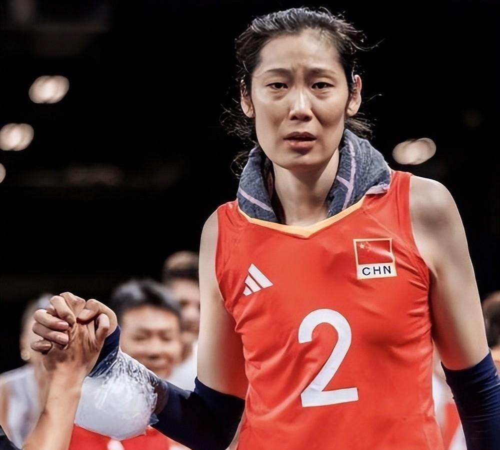 中国女排压哨绝杀勇士，全场沸腾！经典一战再现传奇